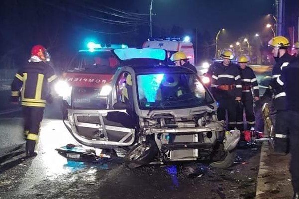 Házba csapódott egy autó, mikrobusz ütközött kisautóval