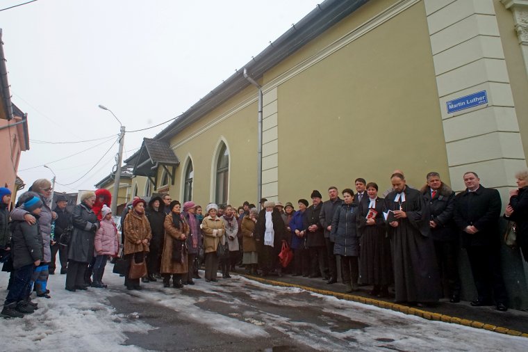 Luther-utcanévtáblát avattak a marosvásárhelyi evangélikus templom falán