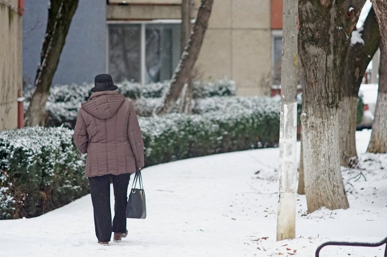 Megbírságolhatók a háztulajdonosok, cégek, lakótársulások, ha nem takarítják a járdát