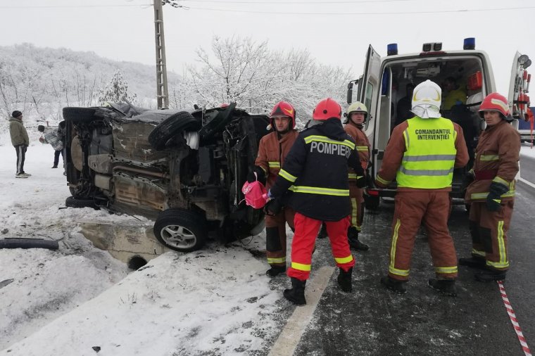 Egy nőt és egy kisgyereket kellett a roncsok közül kiszabadítaniuk a tűzoltóknak