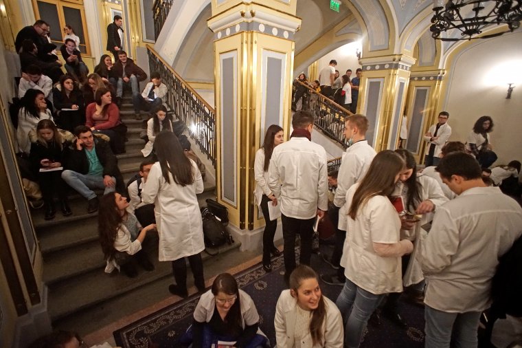 „Vakáción” a MOGYE-ügy – a jegyek zömét nem vezették be a naplóba a marosvásárhelyi orvosin