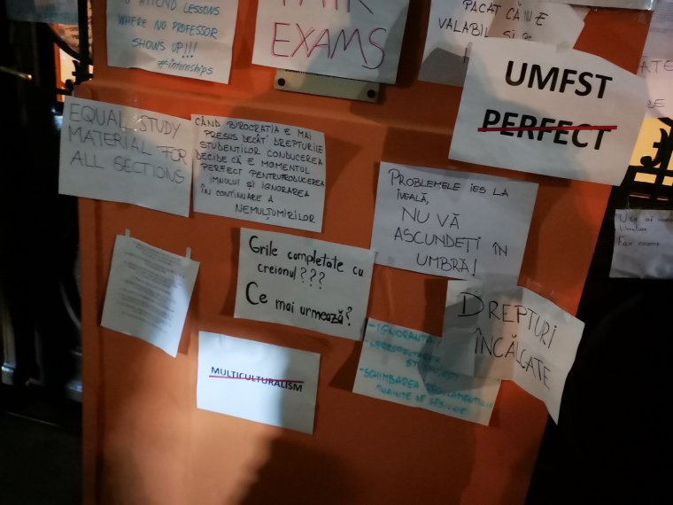 MOGYE: több száz diák tüntetett a diszkriminatívnak tartott új vizsgarendszer ellen