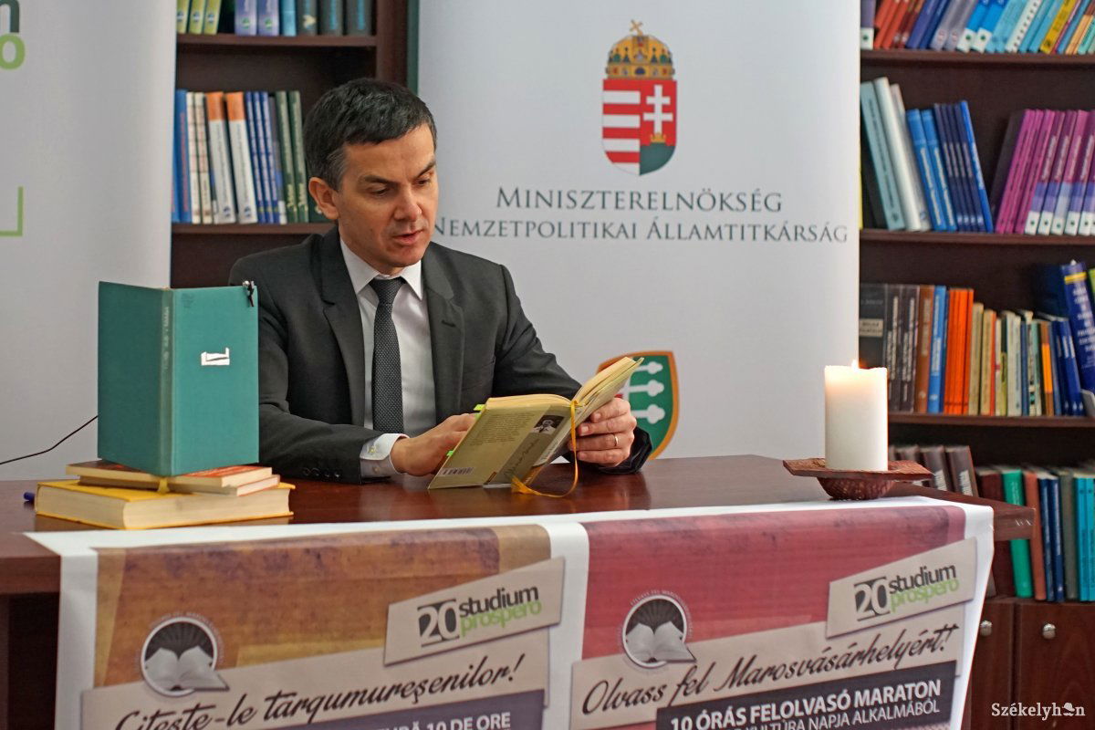 Magyarország Csíkszeredai Főkonzulátusának főkonzulja, Tóth László Márai Sándor Füveskönyvéből Az olvasásról című részlettel indított •  Fotó: Haáz Vince