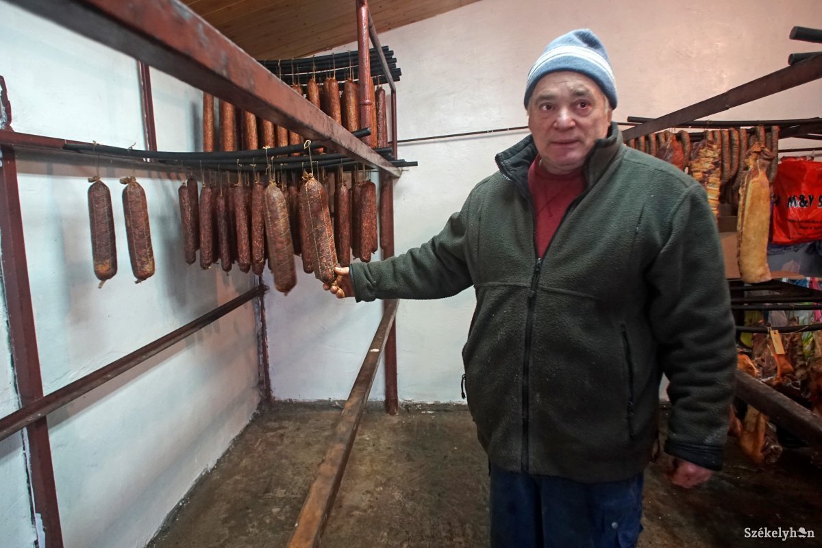 Borbély Márton szerint odafigyelés kell a kiváló kolbászhoz,és az, hogy a töltés utáni 24 óránbelül legalább három napra füstrekerüljön a hústermék &bullet;  Fotó: Haáz Vince