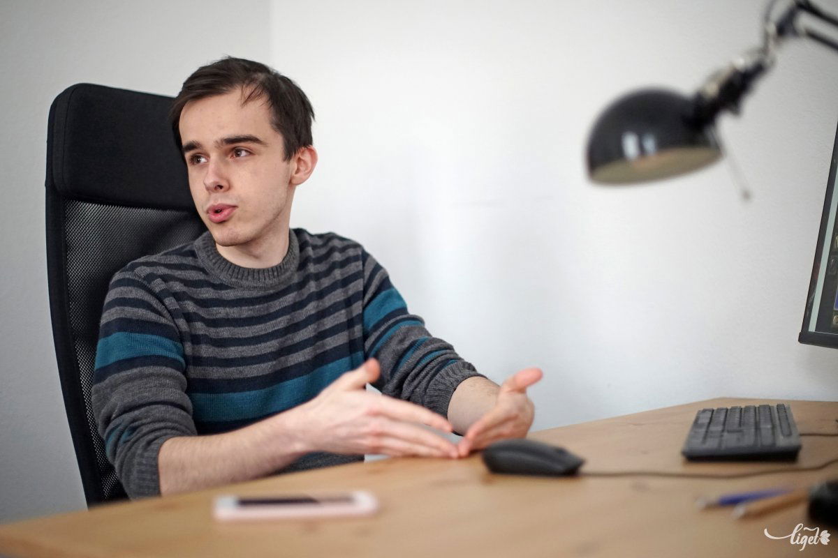 Zsoltot a videojátékok virtuális valósága ragadja meg •  Fotó: Haáz Vince