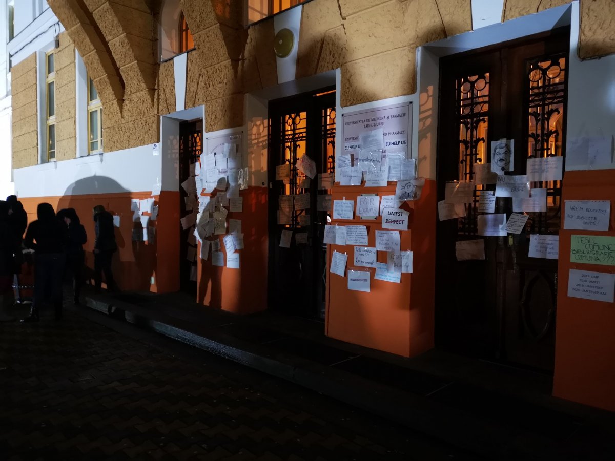 A MOGYTTE-n pénteken kezdődtek spontán diáktüntetések amiatt, hogy az egyetem nem ismerte el a magyar diákok vizsgaeredményeit &bullet;  Fotó: Forrás: MMDSZ