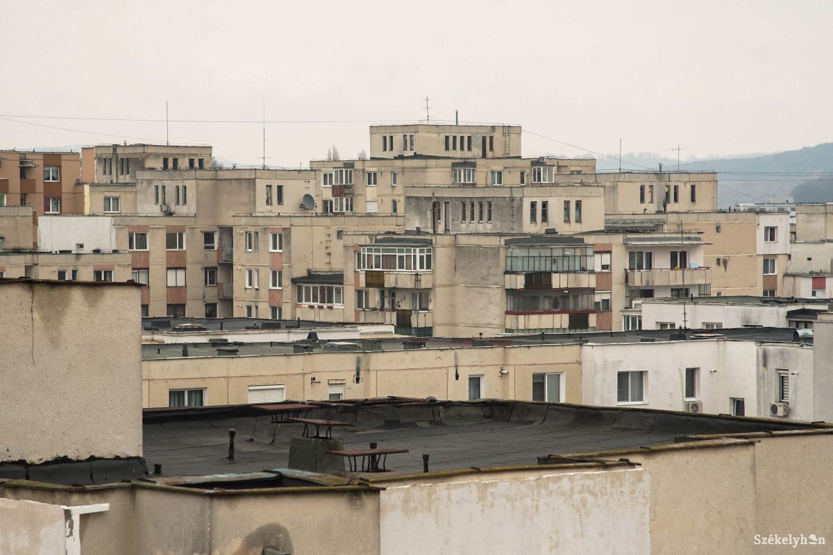 Kis lakásokba zsúfolva. Járványhelyzetben, amikor otthon kell maradni mindenkinek, még nehezebb az együttélés •  Fotó: Haáz Vince