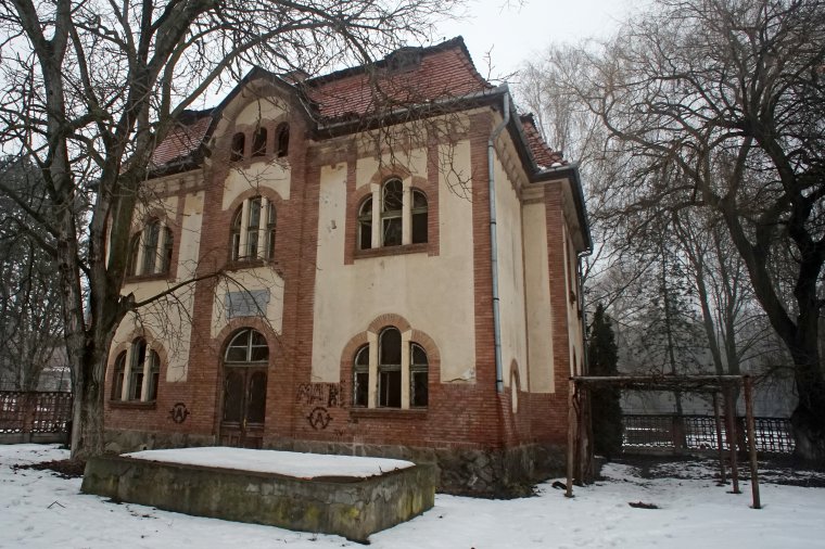 Bölcsőde a lepusztult műemlék épületben: megmentenék a Bernády idejében épült víztelepi szolgálati lakásokat Vásárhelyen