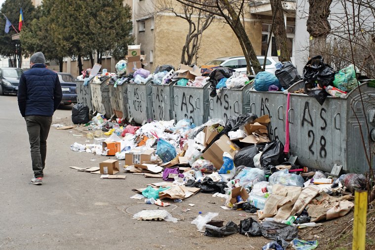 Az utcán maradt a szemét