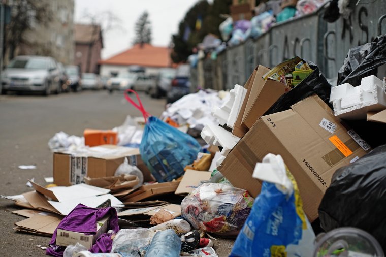 Kitartanak a sztrájkolók, gyűl a szemét Marosvásárhelyen