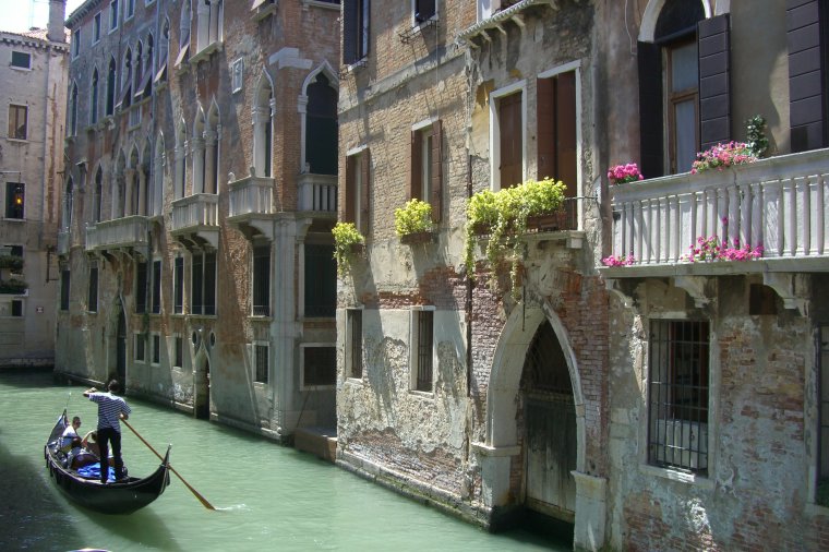 Olaszország eltörölte a külföldről érkezők tesztkötelezettségét, az országon belül szinte mindenhol kérik az oltási igazolást