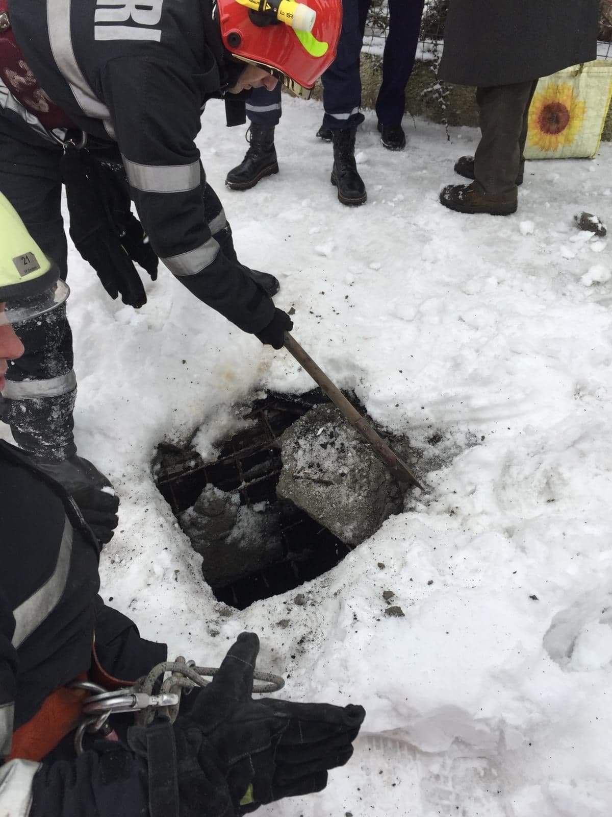 Ebbe a csatornába zuhant. Szerencséjére az ijedtségen és néhány karcoláson kívül egyéb baja nem esett a szászrégeni nőnek •  Fotó: Maros megyei tűzoltóság