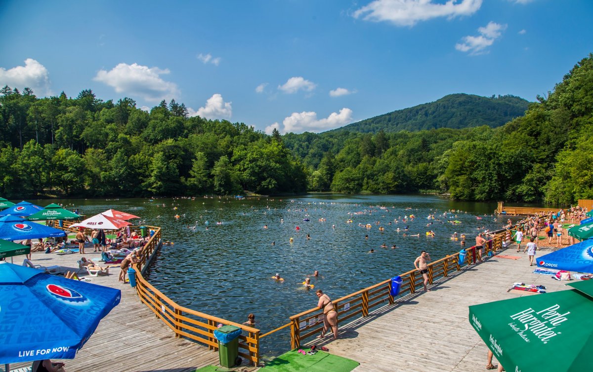 Sokak kedvenc fürdőhelye a kiterített medvebőr alakjára emlékeztető sós vizű tó •  Fotó: VisitSovata.ro/Portik Antal