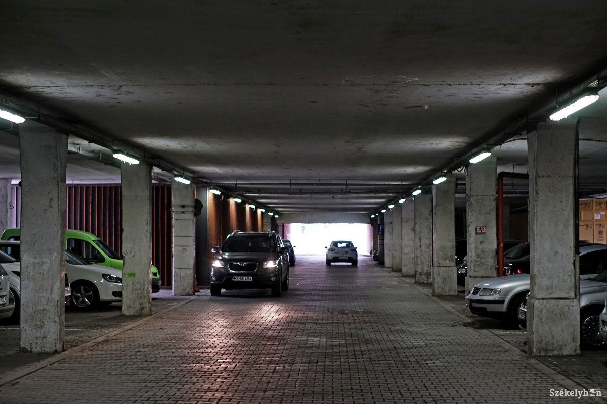 Szükség van földalatti parkolóházra. De a főtér kellős közepén? •  Fotó: Haáz Vince