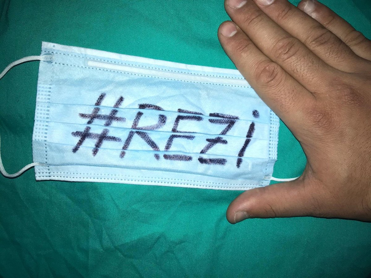#Rezi – ez lett a jelszava annak a japán sztrájknak, amelyet a romániai orvostanhallgatók hirdettek meg •  Fotó: Facebook/ Erdélyi Rezidens Orvosok Szövetsége