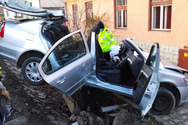 Fának csapódott egy autó, mentőhelikoptert riasztottak a helyszínre