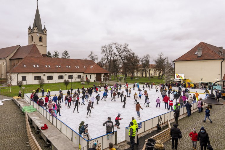 Megnyílt a szabadtéri marosvásárhelyi korcsolyapálya