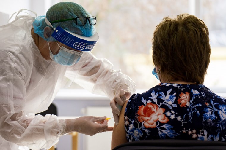 Noha a britek szerint időseknek is jó, Németországban életkori korlátozásokkal vezethetik be az AstraZeneca-vakcinát