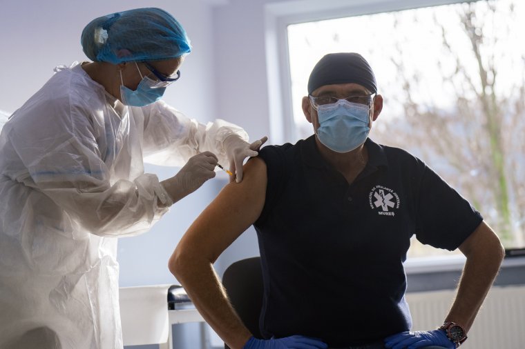 Mentősök és orvosok az elsők között, akik megkapták a védőoltást Maros megyében