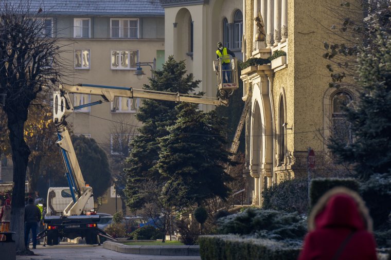 Helyére kerül a karácsonyfa, hétvégétől pedig ünnepi fényekben fog ragyogni Marosvásárhely