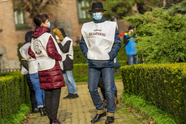 A fizetések befagyasztása ellen tiltakoztak a törvényszéki alkalmazottak
