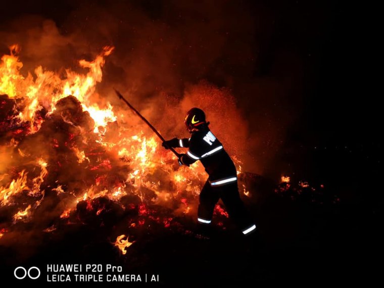 Háromezer lucernabála égett el