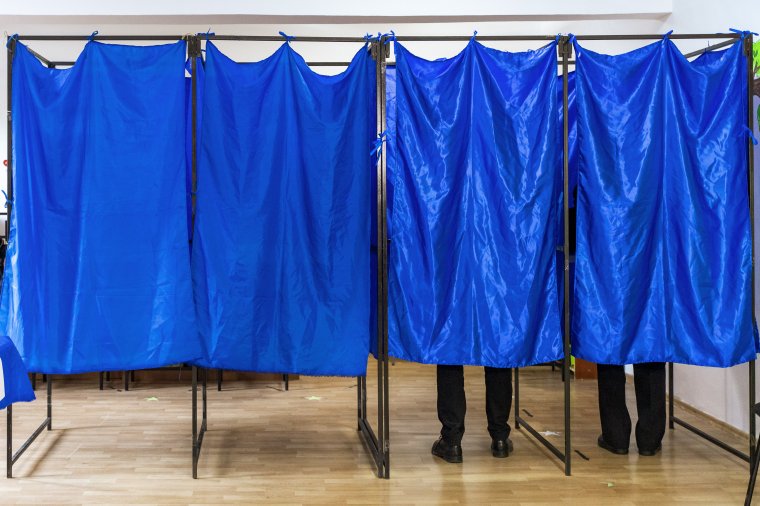 Felmérés: 50 százalék fölött a PSD-PNL koalíció, 25 százalék fölött a szélsőséges pártok, bejutna az RMDSZ