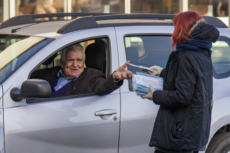 Ezúttal is több helyszínen ajándékoztunk védőmaszkokat – Vigyázzunk egymásra!