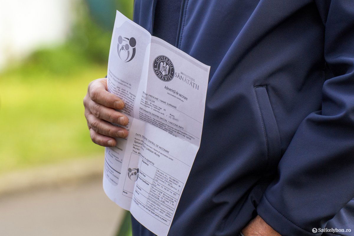 Jöhet a zöld útlevél. Az ingyenes, QR-kóddal ellátott igazolványt minden tagállam nyelvén kiállítják majd, angol változata is lesz •  Fotó: Haáz Vince