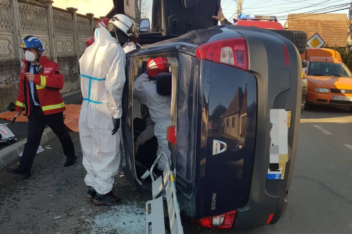 Segítséggel tudtak kiszállni a felborult járműből &bullet;  Fotó: Maros megyei tűzoltóság