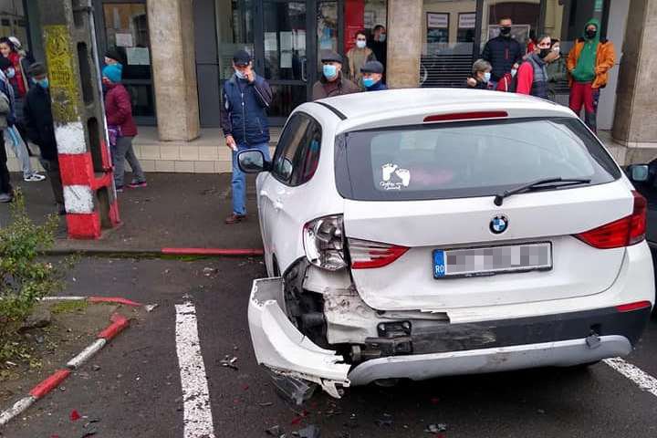 Öten könnyebben, egy személy viszont súlyosan megsérült a szászrégeni balesetben • Fotó: Maros megyei tűzoltóság