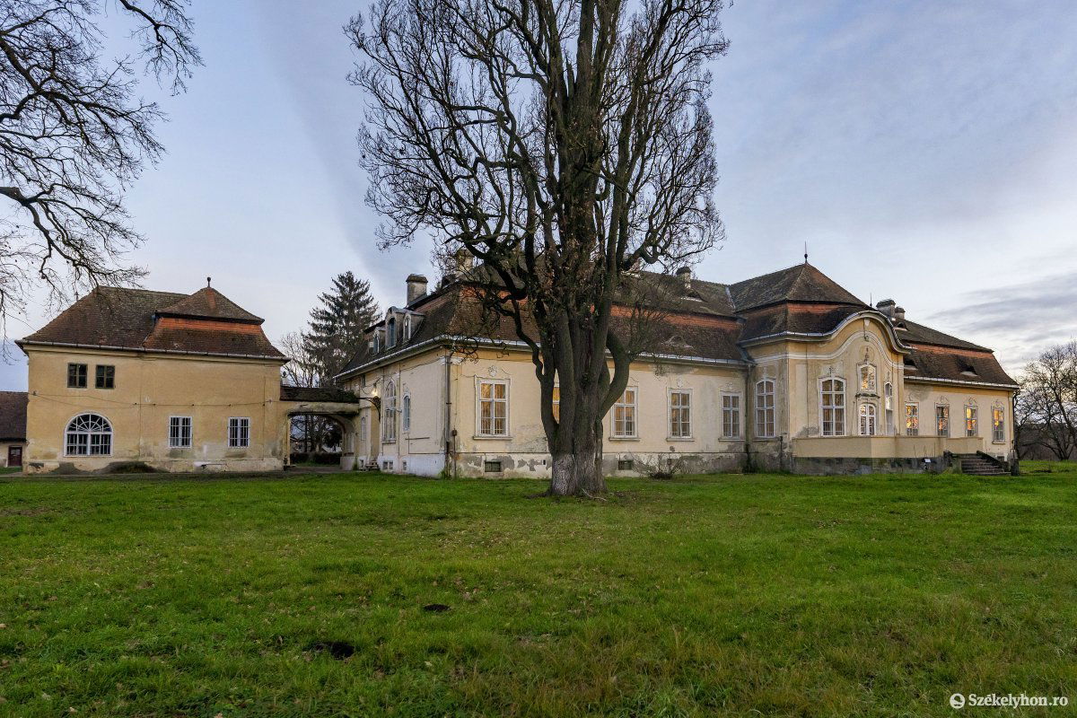A sáromberki Teleki-kastély a parkból nézve &bullet;  Fotó: Haáz Vince