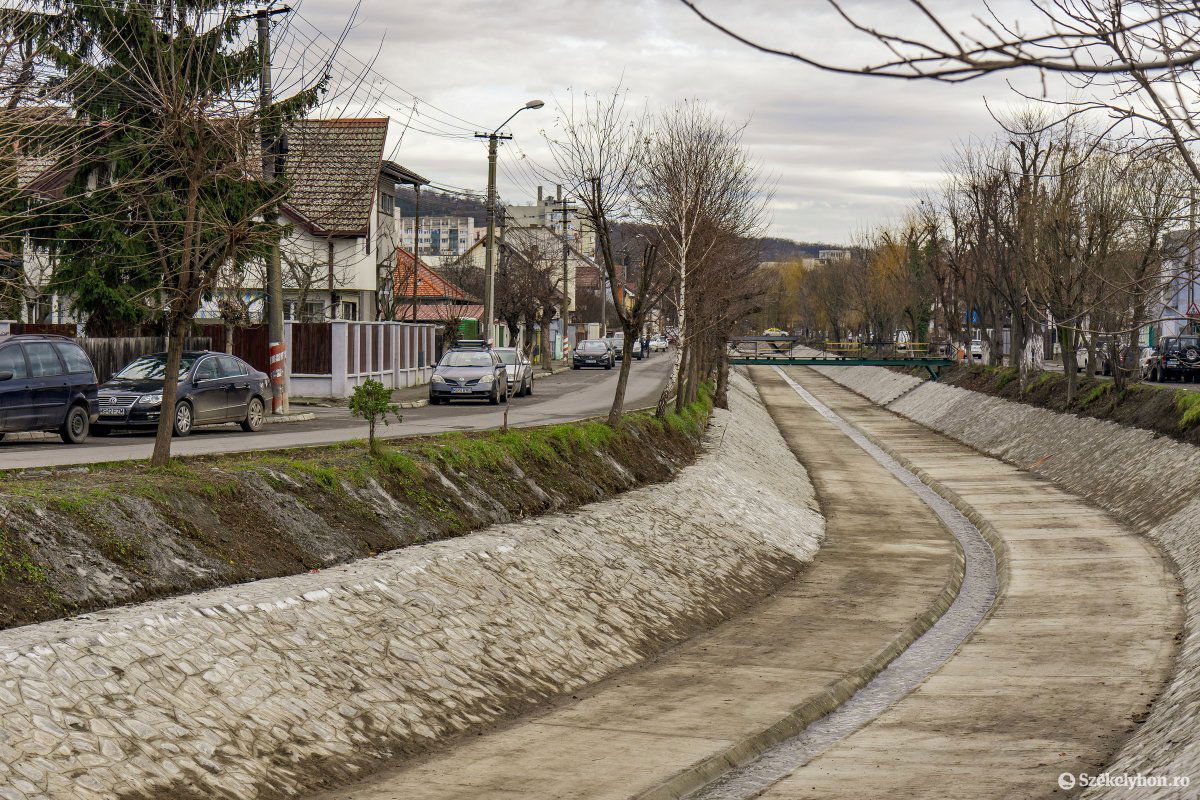 A lebetonozott patakmeder is hozzájárul a város hősziget-hatásához •  Fotó: Haáz Vince
