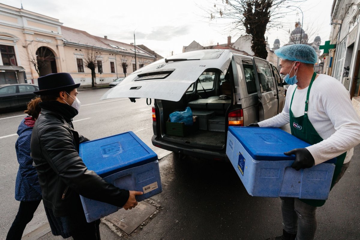 Saját gépkocsijával szállította ki az ebédet a rászorulóknak Nemes Tibor &bullet;  Fotó: Maris Cristian Daniel
