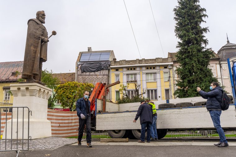 Helyére került Bethlen Gábor szobra Marosvásárhelyen