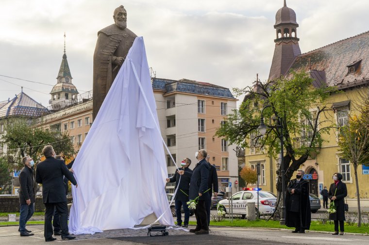 Visszaszerzett tekintély: felavatták Bethlen Gábor egész alakos szobrát Marosvásárhelyen
