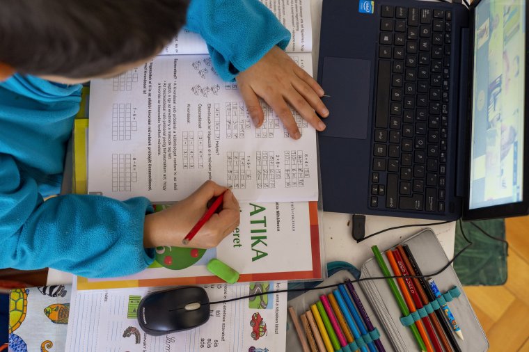 Újdonság: míg az iskolaépületben érettségi zajlik, a kisebbek online oktatásra térhetnek át