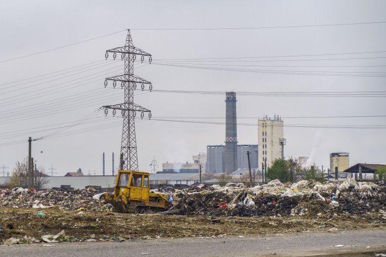 Megkezdődik a több ezer tonnányi szemét elszállítása