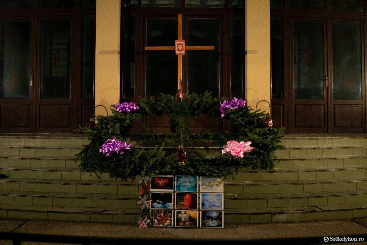 Az elmaradhatatlan óriás adventi koszorú a marosvásárhelyi Keresztelő Szent János Plébánia udvarán •  Fotó: Rab Zoltán