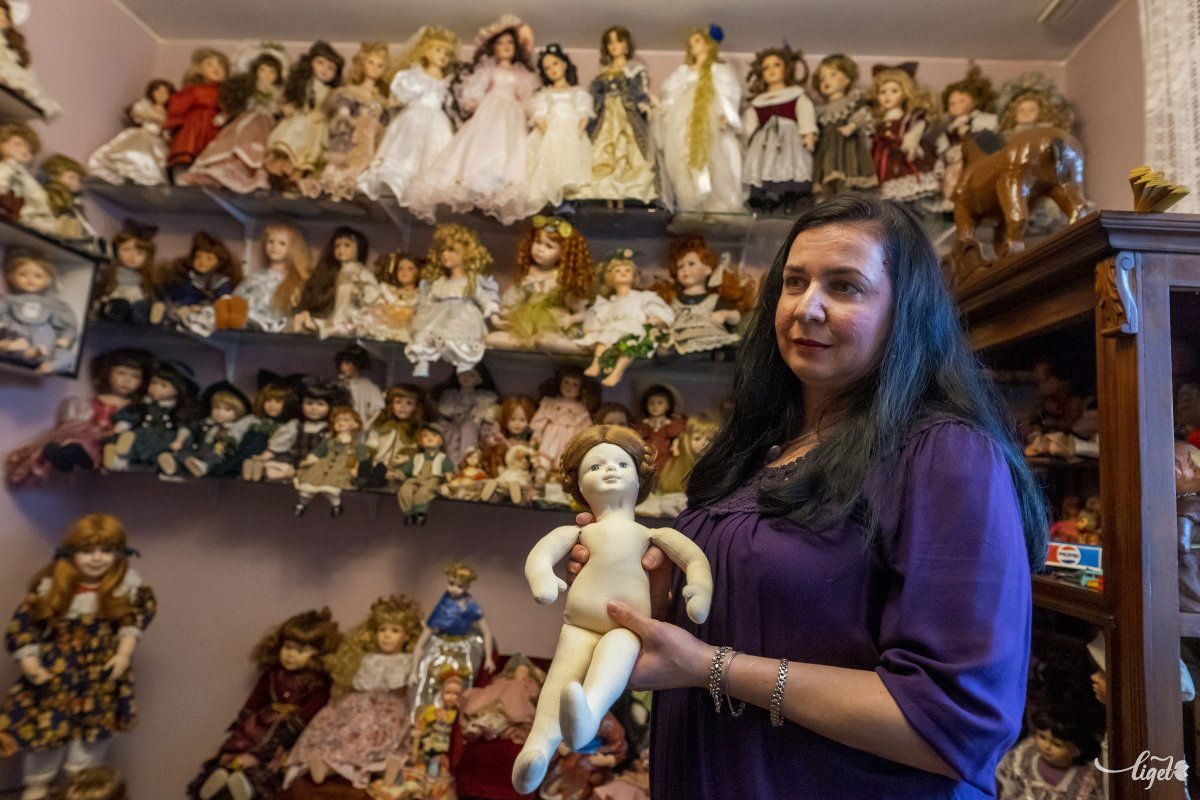 Porcelán a feje, nincs ruhája – valószínüleg, eredetileg sem volt öltözéke – mutatja Balogh Angéla az egyik ritkaságot •  Fotó: Haáz Vince