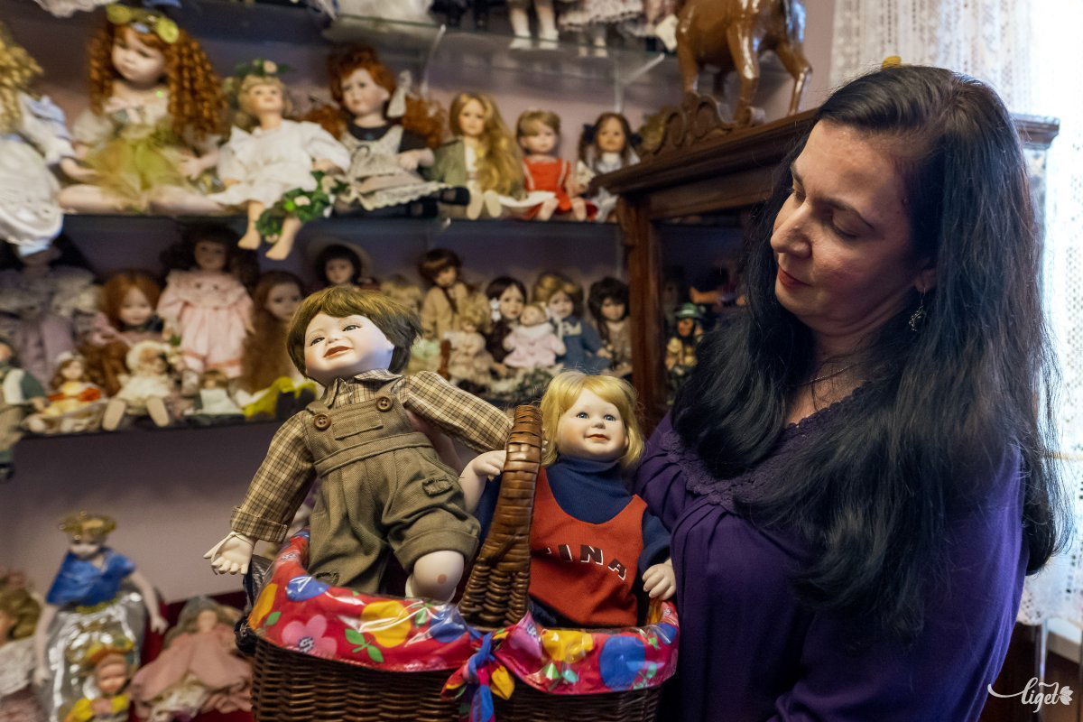 Fiúbaba és lánybaba, illetve gyűjtőjük, Balogh Angéla •  Fotó: Haáz Vince