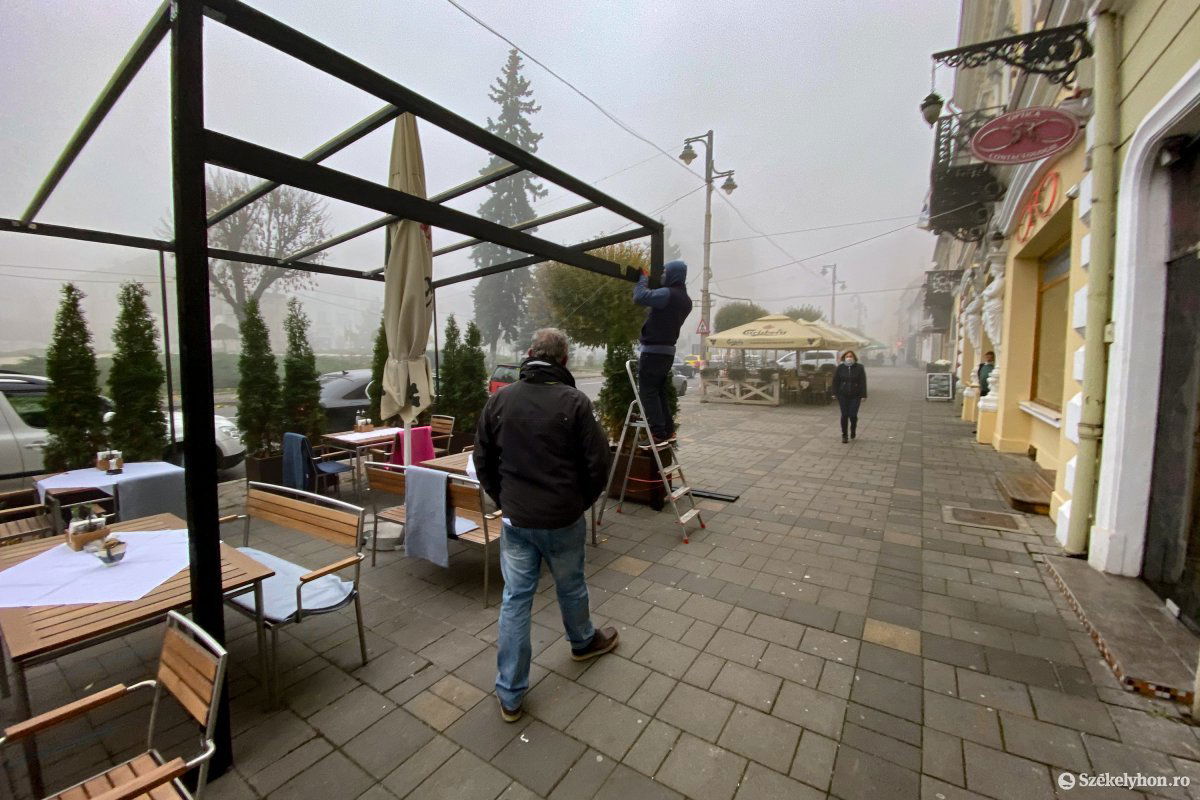 Befellegzett a szezonnak. Minden segítség jól jön a járványügyi korlátozások sújtotta vendéglátósoknak •  Fotó: Rab Zoltán