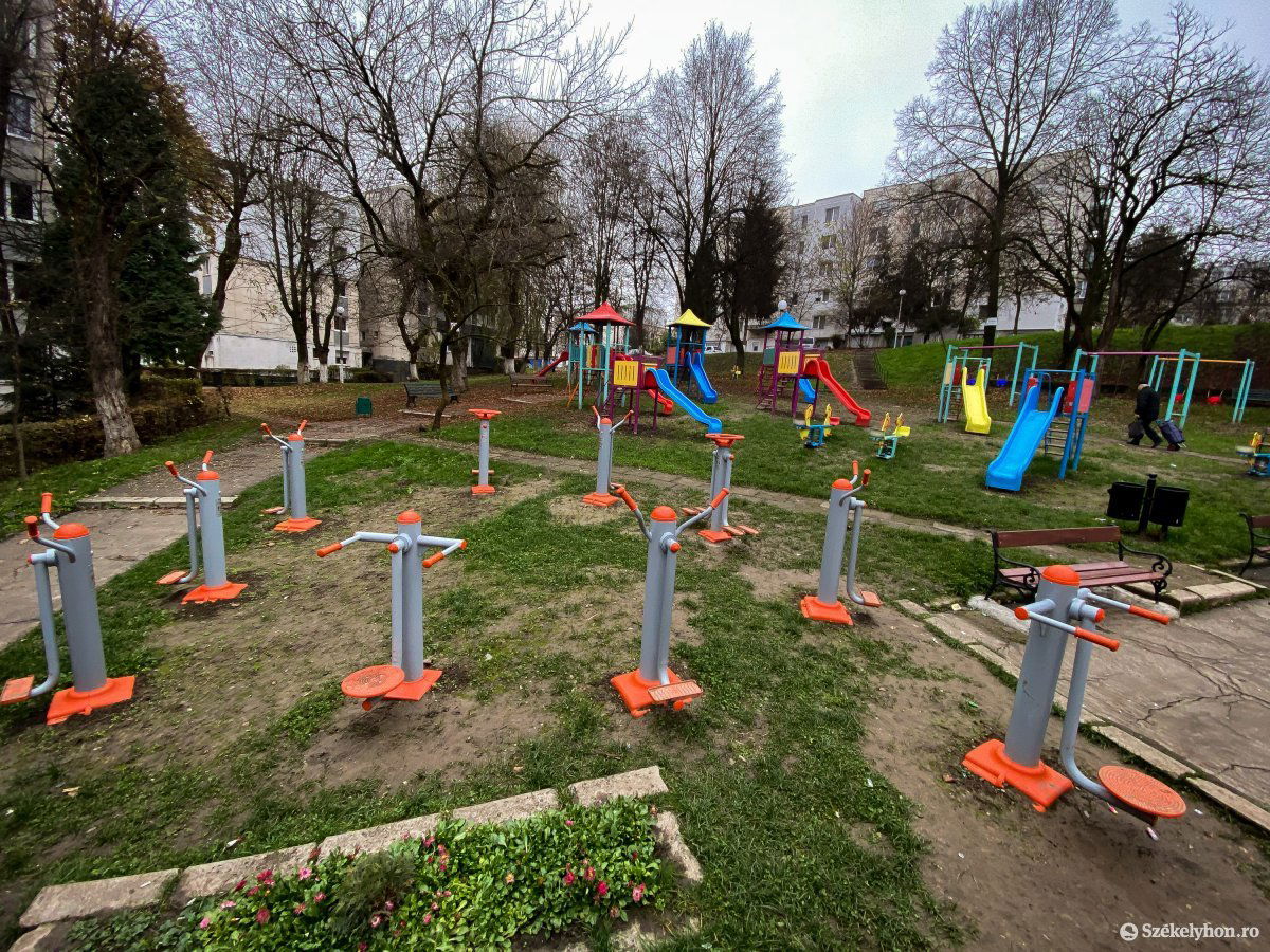 Sportolásra alkalmas eszközöket is felszereltek erre a Moldova utcai játszótérre. Azt azonban nem tudni, hogy biztonságosak-e •  Fotó: Rab Zoltán