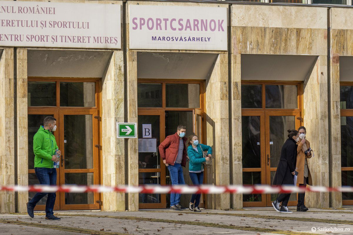 A sportcsarnokban vizsgáztak a fogorvosok Marosvásárhelyen •  Fotó: Haáz Vince