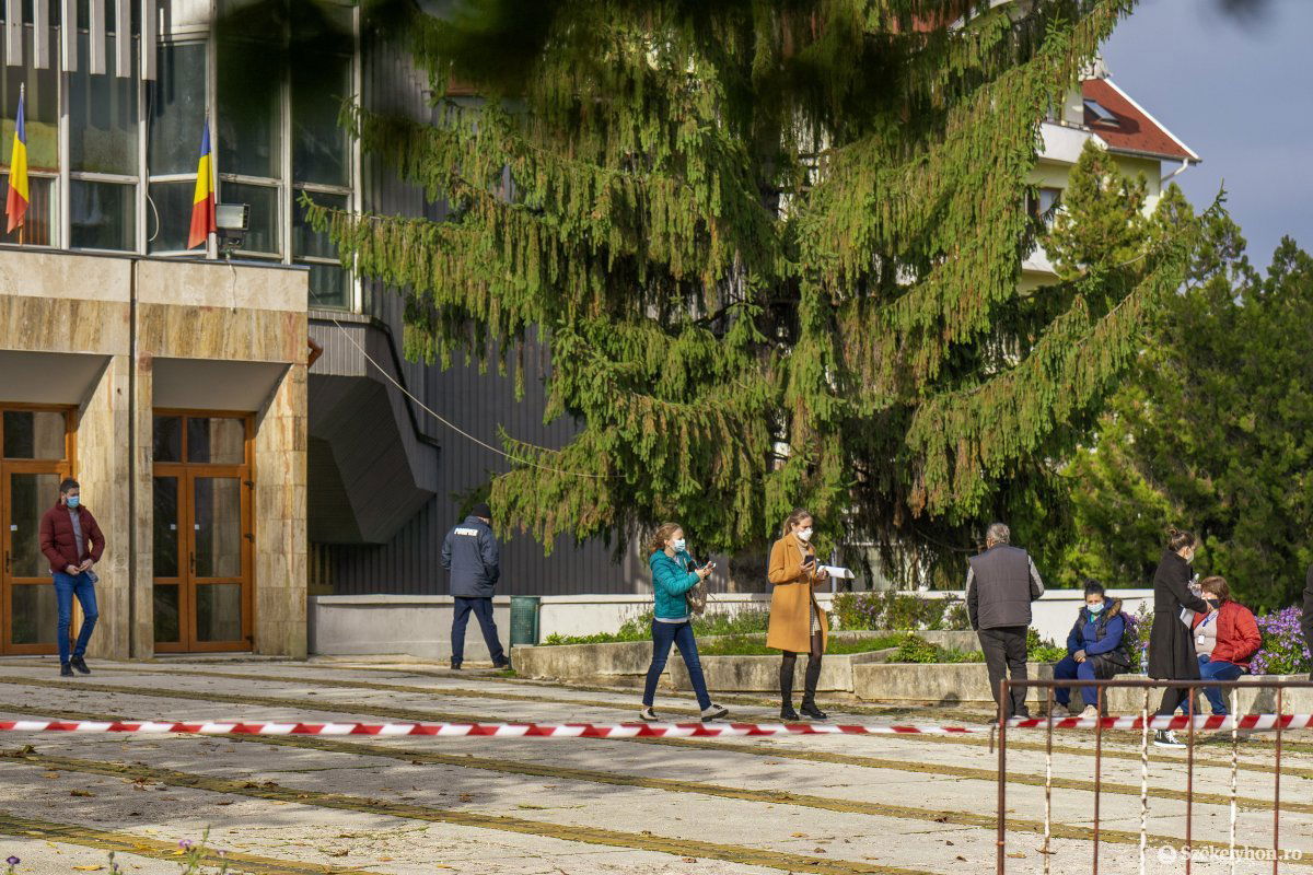 Reménykedve jöttek ki a vizsgáról a fiatal orvosok •  Fotó: Haáz Vince
