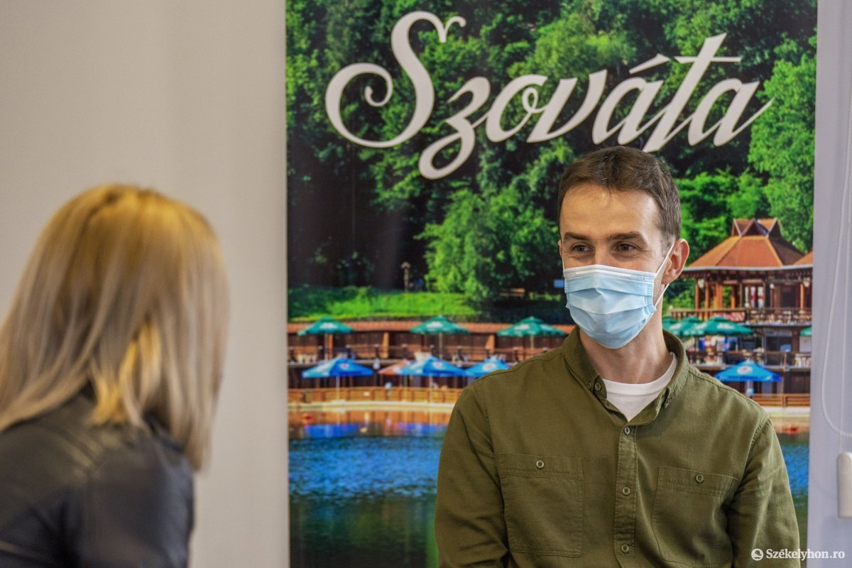 Csiki István fogadja a turisztikai irodába betérőket •  Fotó: Haáz Vince