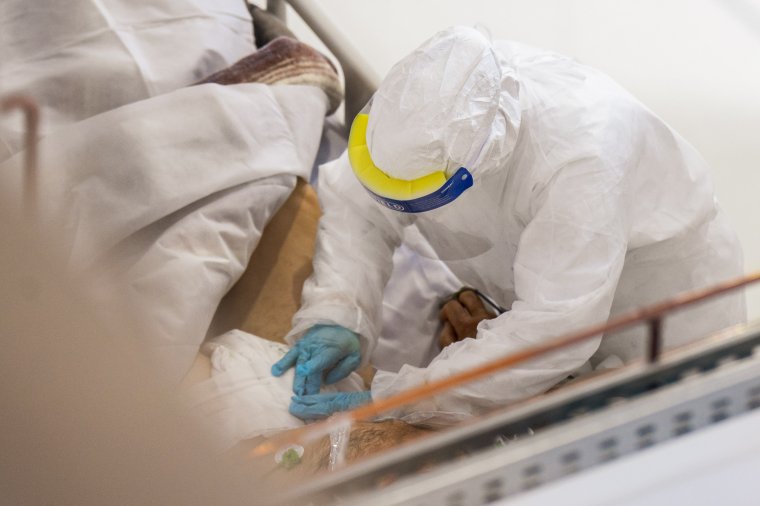 Új nap, új rekord: ötezer fölé nőtt az újonnan azonosított fertőzöttek száma
