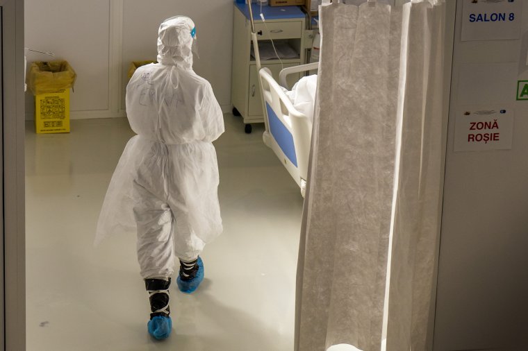 Ismét súrolja az ötezret az újonnan azonosított fertőzöttek száma