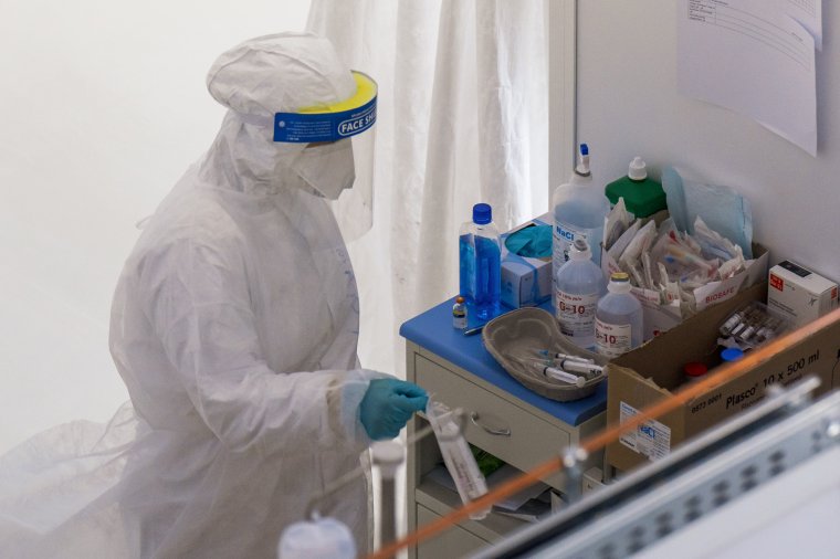 Kevesebb tesztet végeztek, így is közel négyezer új fertőzöttet azonosítottak