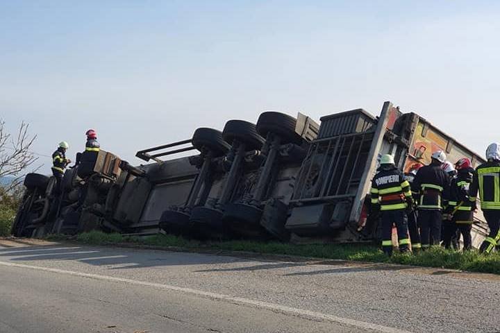 Élelmiszert szállító kamion borult fel